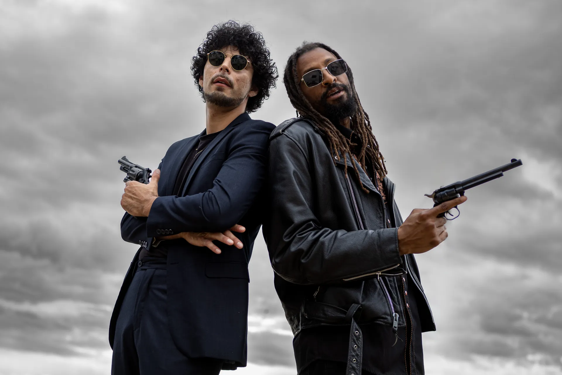 Two robbers back to back with revolvers, from Stuck in the Desert